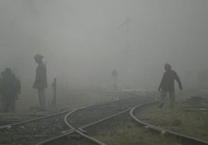 Под Парижем в час пик 50 тысяч человек застряли в поездах, двое машинистов были избиты