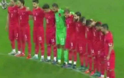 Турецкие фаны скандировали  Аллах Акбар  во время минуты молчания на матче