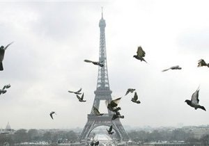 Париж - Мужчина грозит спрыгнуть с Эйфелевой башни