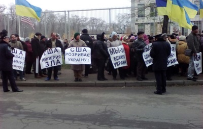 В Киеве проходит митинг под посольством США - СМИ