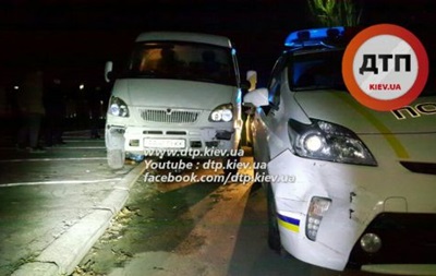 Пьяный водитель в Киеве разбил два патрульных авто 