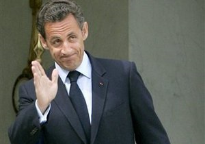 Николя Саркози угостил всех посетителей кафе напитками и не заплатил по счету