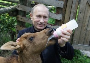 Путин покормил лосят молоком и посадил дерево