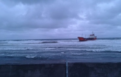 На Сахалине на мель выбросило танкер с дизтопливом