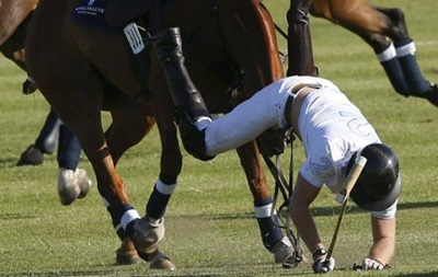 Принц Гарри упал с лошади во время игры в поло