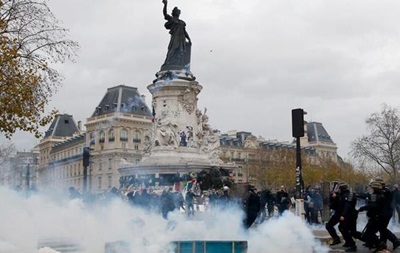 В Париже полиция применила слезоточивый газ против экоактивистов