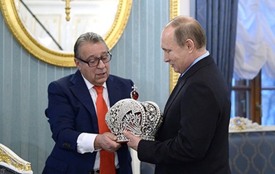 Путину подарили императорскую корону