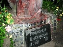 Вандалы снова осквернили памятник УПА в Харькове