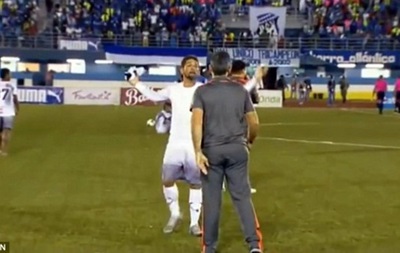 В чемпионате Панамы футболист ударил тренера в челюсть за замену