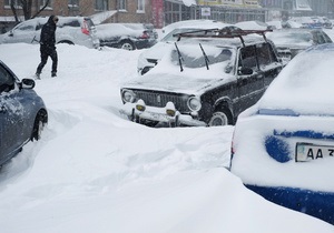В КГГА заявили, что снег возле жилых домов начнут расчищать только на выходных