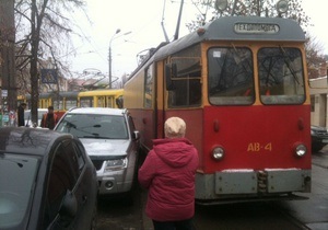 В Киеве на Подоле из-за припаркованного автомобиля образовалась пробка из трамваев