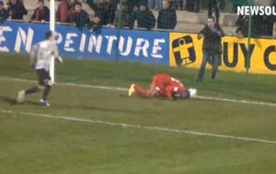 У Франції гравець забив знущальний гол головою, стоячи на колінах