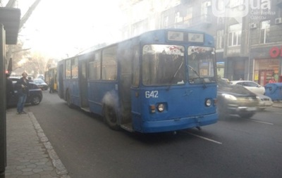 В центре Одессы загорелся троллейбус