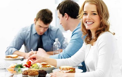 Обіди з колегами підвищують продуктивність роботи - вчені