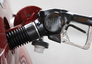 Ъ: В Украине начали расти цены на бензин