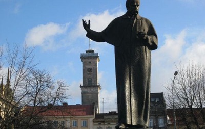 Во Львове студент справил нужду на памятник Шевченко