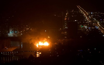 В Киеве в Гидропарке возник масштабный пожар