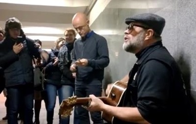 Борис Гребенщиков спел несколько песен в московском подземном переходе