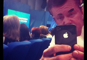 Участники движения Стоп цензуре на пресс-конференции Януковича надели маски с его портретом