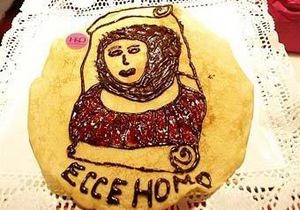 В испанской булочной появился блин с изображением фрески Ecce Homo
