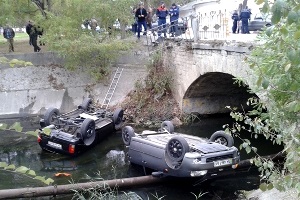 В Феодосии с моста упали две машины, есть пострадавшие