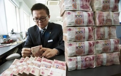 Юань падает к доллару десятый день подряд