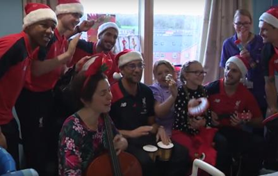 Тренер Ливерпуля поздравил детей с Рождеством, сыграв на инструменте