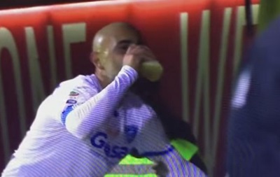 В Італії футболіст відсвяткував гол, випивши пиво зі склянки вболівальника