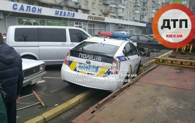 В Киеве авто патрульных врезалось в забор