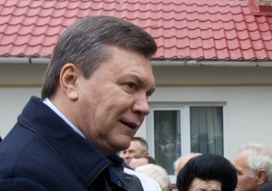 Янукович посадил вертолет в Полтавской области и пообщался с местным жителем