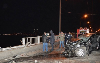 В Днепропетровске авто слетело с моста в Днепр, погибла семья