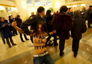 Активистки FEMEN устроили акцию протеста на участке, где голосовал Путин