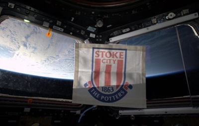 Британський космонавт вивісив прапор Стока на МКС
