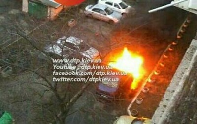 В Киеве во дворе дома взорвалось авто