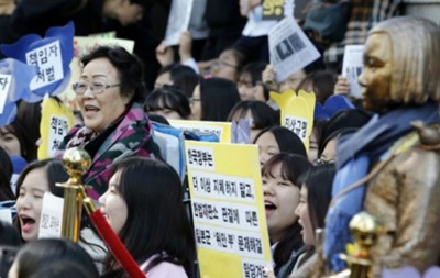 Японія вибачилась перед Південною Кореєю через  жінок для втіхи 
