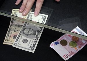 Евро берет новые вершины на межбанке, пока гривна подавляет доллар