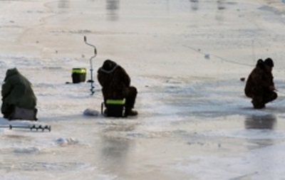 В Киеве рыбаки провалились под лед: есть погибший