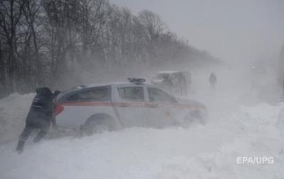 На Кіровоградщині дев ять машин застрягли у снігових заметах