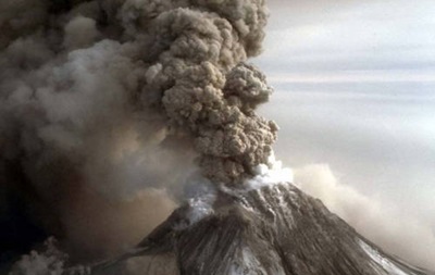 Вулкан на Камчатке выбросил семикилометровый столб пепла