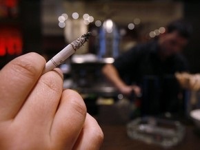 В Украине за курение в кафе и ресторанах будут штрафовать собственников заведений