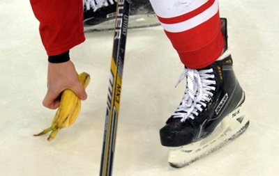 В Москве болельщики во время матча бросили темнокожему хоккеисту банан