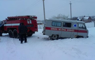 На Харьковщине около 20  скорых  застряли в снежных заносах
