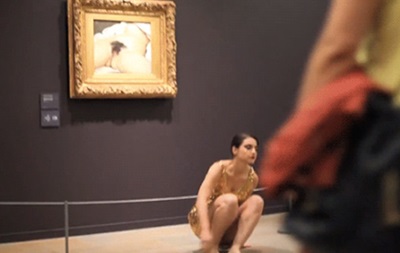 Жінка оголилася перед картиною Мане в музеї
