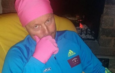 Тренер сборной Украины надел розовую шапочку в честь победы биатлонисток