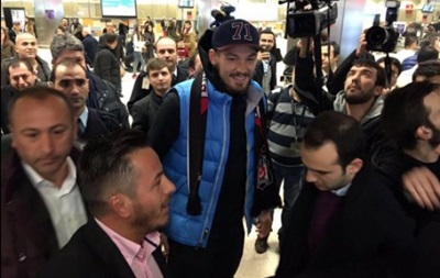 Бойка в аеропорту Стамбула зустрічали десятки фанатів