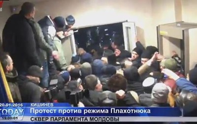 Протестувальники в Кишиневі прорвалися в парламент