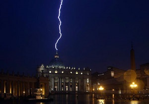 Небесный знак: в ночь после заявления об отречении Папы Римского в купол собора Святого Петра ударила молния