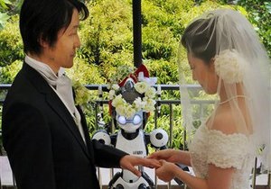 Свадебную церемонию в Токио впервые провел робот