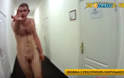 На київських поліцейських напав голий чоловік з відкушеним вухом