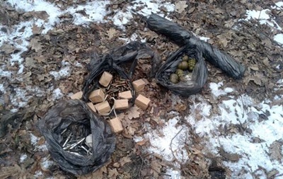 В зоне АТО тайник с боеприпасами нашли в дупле дерева